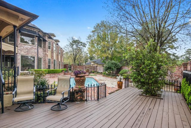 15 Forest Green Trail, Kingwood, TX 77339