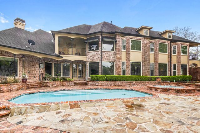 15 Forest Green Trail, Kingwood, TX 77339