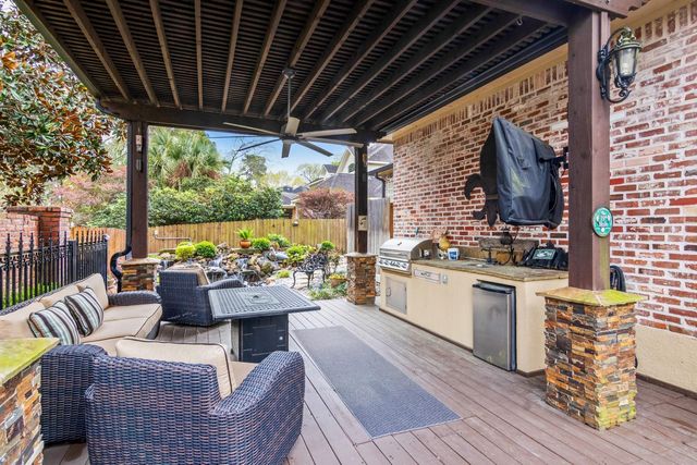 15 Forest Green Trail, Kingwood, TX 77339