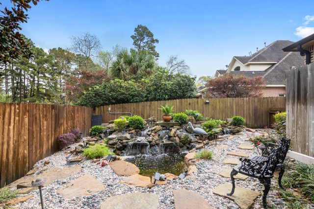 15 Forest Green Trail, Kingwood, TX 77339