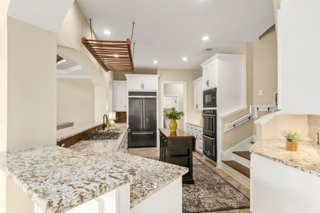 15 Forest Green Trail, Kingwood, TX 77339