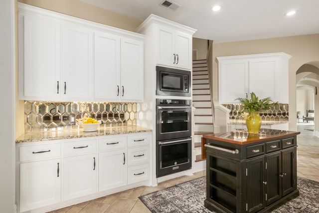 15 Forest Green Trail, Kingwood, TX 77339