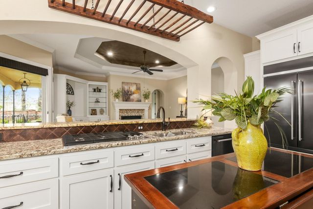 15 Forest Green Trail, Kingwood, TX 77339