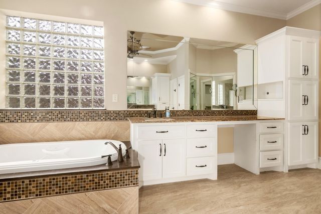 15 Forest Green Trail, Kingwood, TX 77339