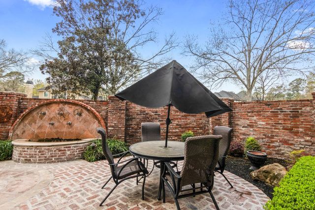 15 Forest Green Trail, Kingwood, TX 77339