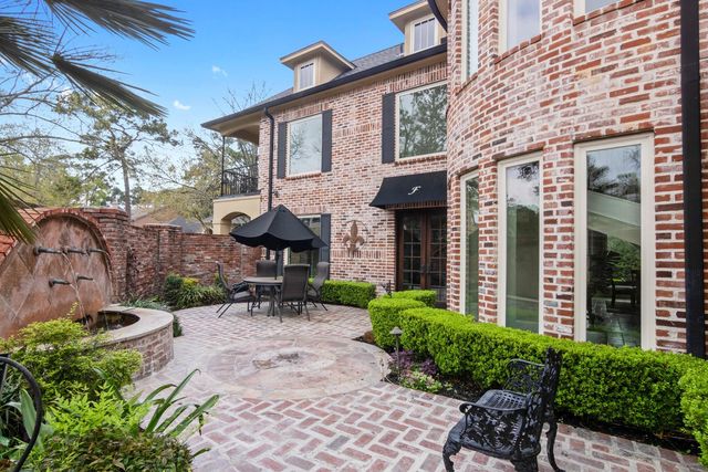 15 Forest Green Trail, Kingwood, TX 77339