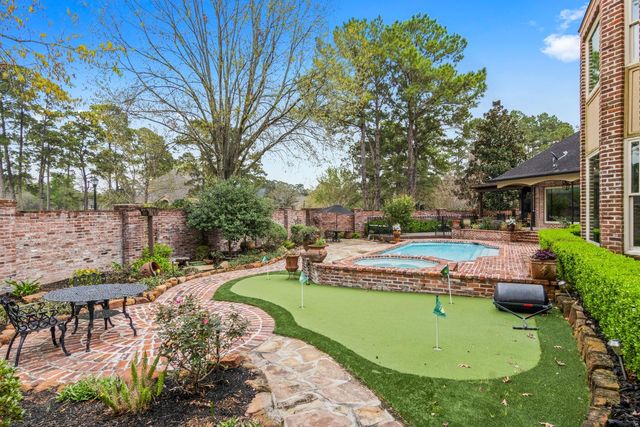 15 Forest Green Trail, Kingwood, TX 77339