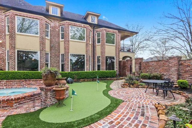 15 Forest Green Trail, Kingwood, TX 77339