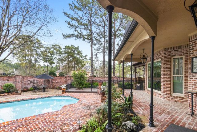 15 Forest Green Trail, Kingwood, TX 77339