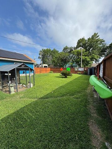 701 14th Avenue N, Texas City, TX 77590
