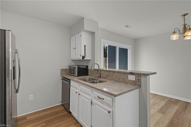 106 Heather Way Apt D, Yorktown, VA 23693