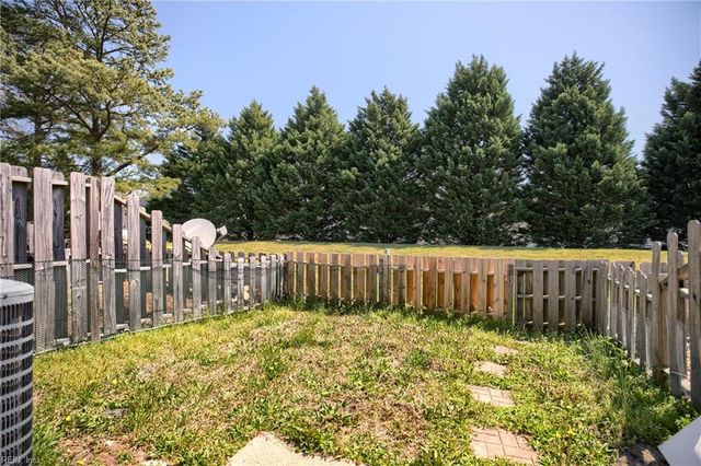 106 Heather Way Apt D, Yorktown, VA 23693