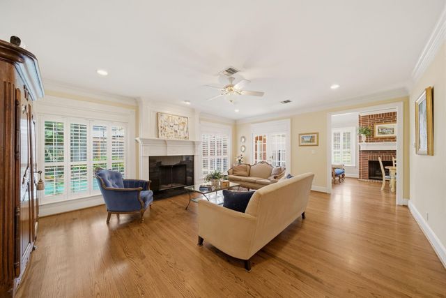 3 Martin Lane, Spring Valley Village, TX 77055