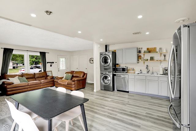 305 Hollybrook Drive, New Whiteland, IN 46184