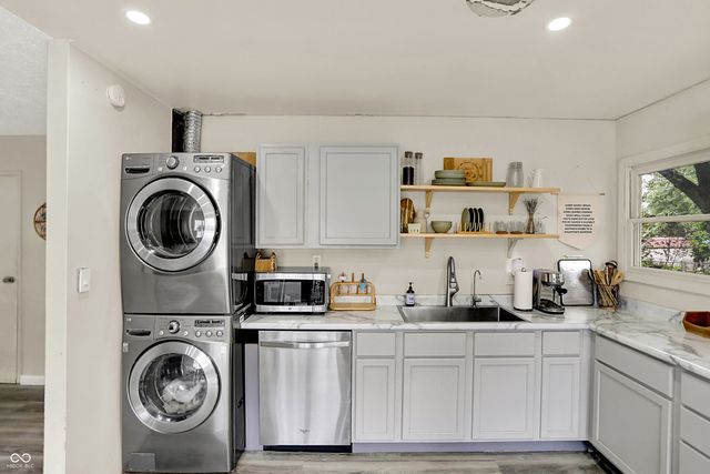 305 Hollybrook Drive, New Whiteland, IN 46184