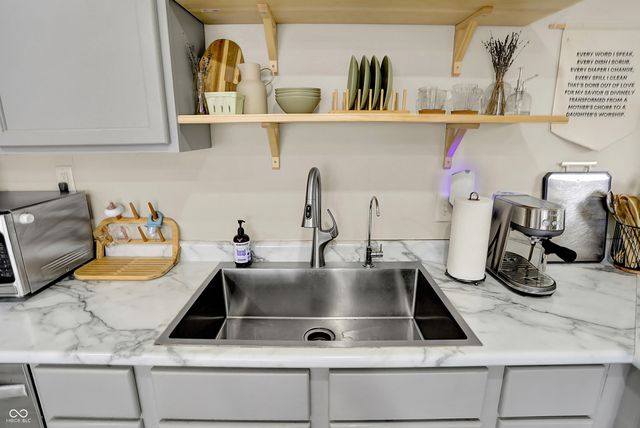 305 Hollybrook Drive, New Whiteland, IN 46184