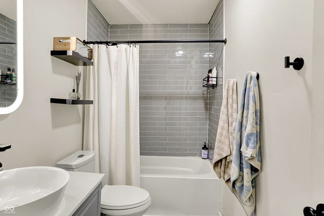 305 Hollybrook Drive, New Whiteland, IN 46184