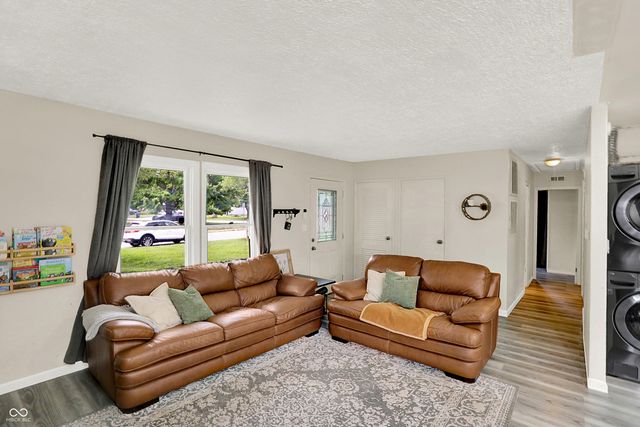 305 Hollybrook Drive, New Whiteland, IN 46184