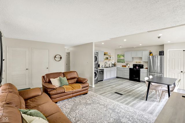 305 Hollybrook Drive, New Whiteland, IN 46184