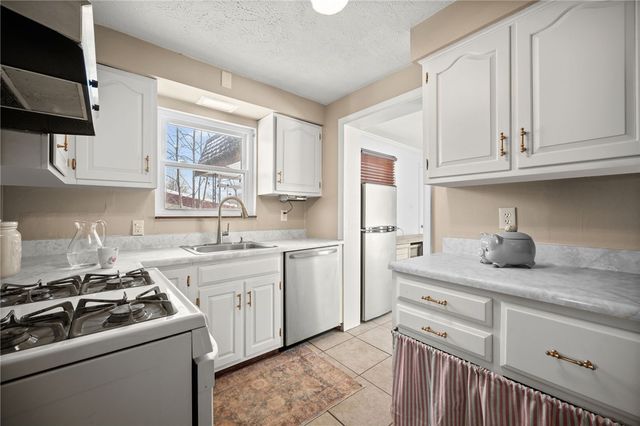 2079 Spring Valley Rd, Scott Twp, PA 15243