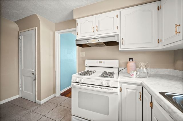 2079 Spring Valley Rd, Scott Twp, PA 15243