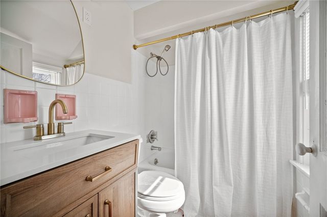 2079 Spring Valley Rd, Scott Twp, PA 15243