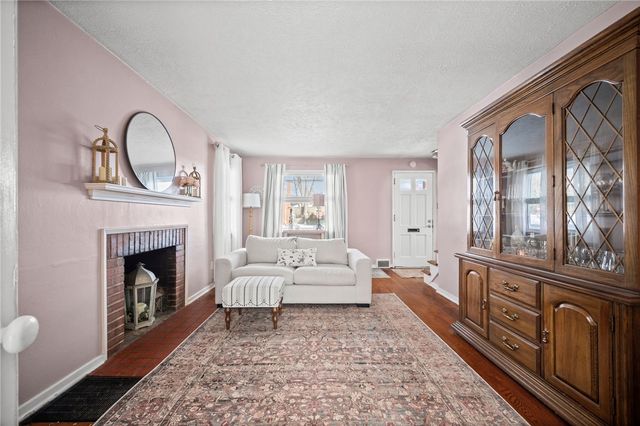 2079 Spring Valley Rd, Scott Twp, PA 15243