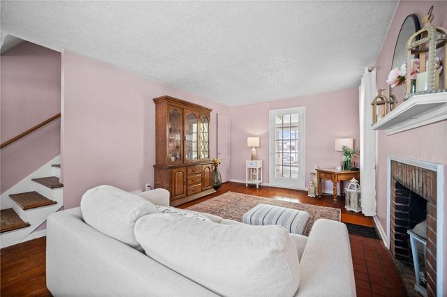 2079 Spring Valley Rd, Scott Twp, PA 15243