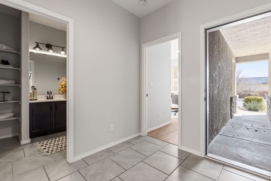 Image 6 of property listing at 4161 Skyline Loop NE, Rio Rancho, NM 87144