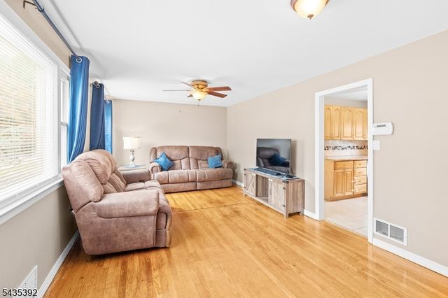 3 Roy Ave, Bloomingdale Boro, NJ 07403