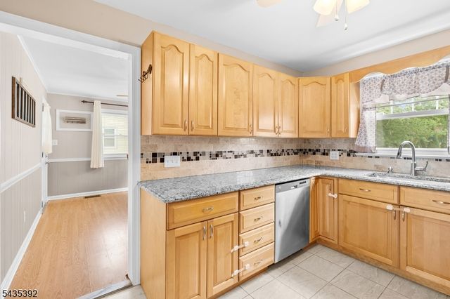 3 Roy Ave, Bloomingdale Boro, NJ 07403