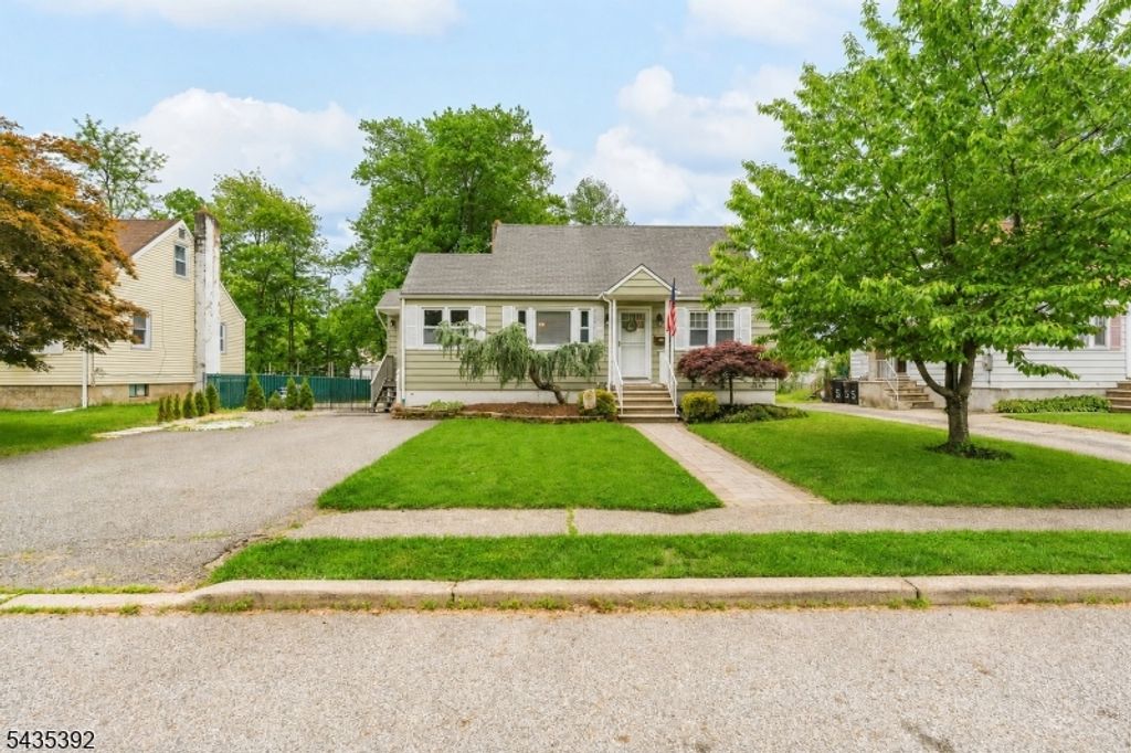 3 Roy Ave, Bloomingdale Boro, NJ 07403
