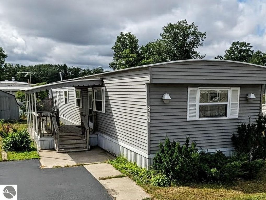 Image 1 of property listing at 860 Manor Lane, Traverse City, MI 49686