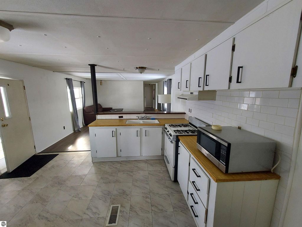 Image 10 of property listing at 860 Manor Lane, Traverse City, MI 49686