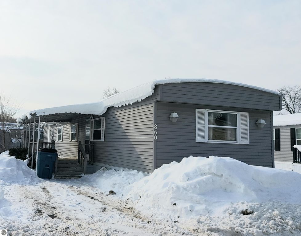 Image 2 of property listing at 860 Manor Lane, Traverse City, MI 49686