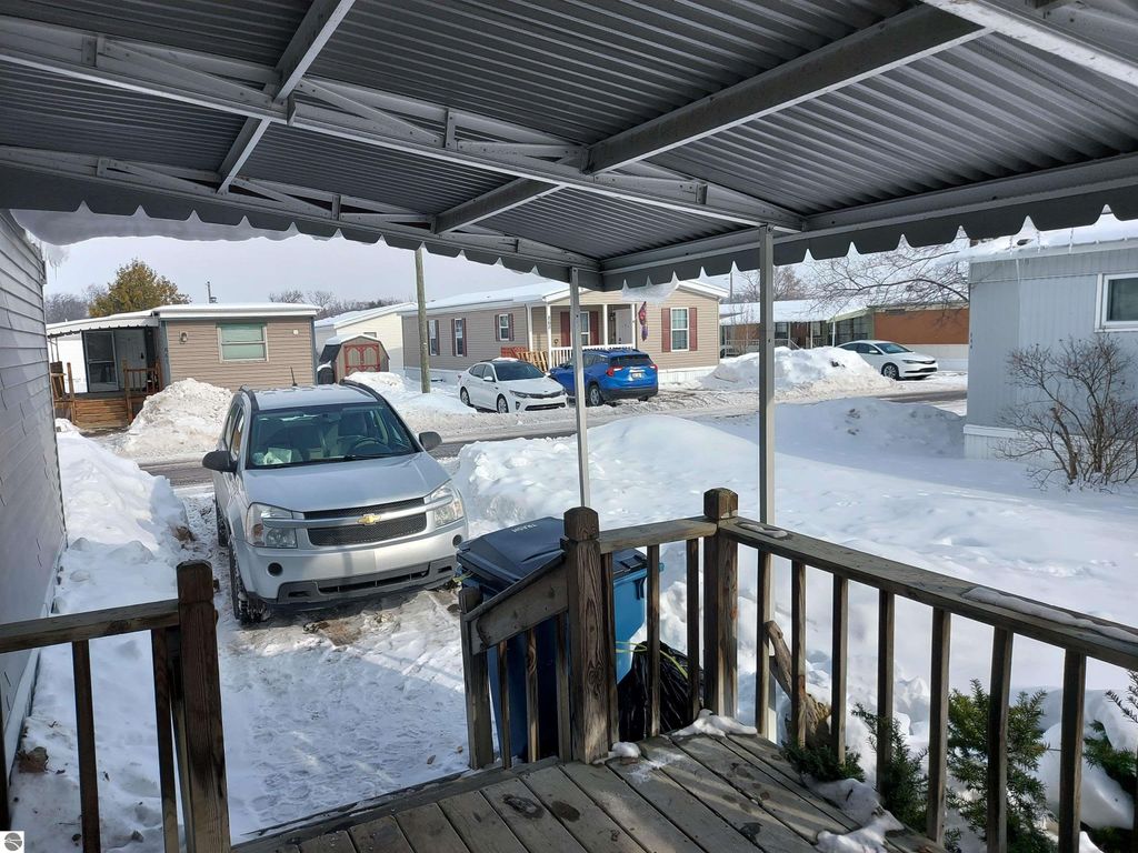 Image 4 of property listing at 860 Manor Lane, Traverse City, MI 49686