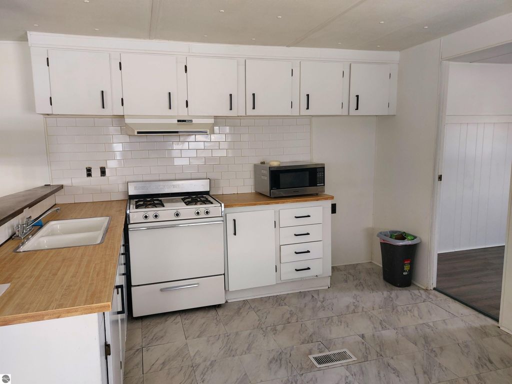 Image 5 of property listing at 860 Manor Lane, Traverse City, MI 49686