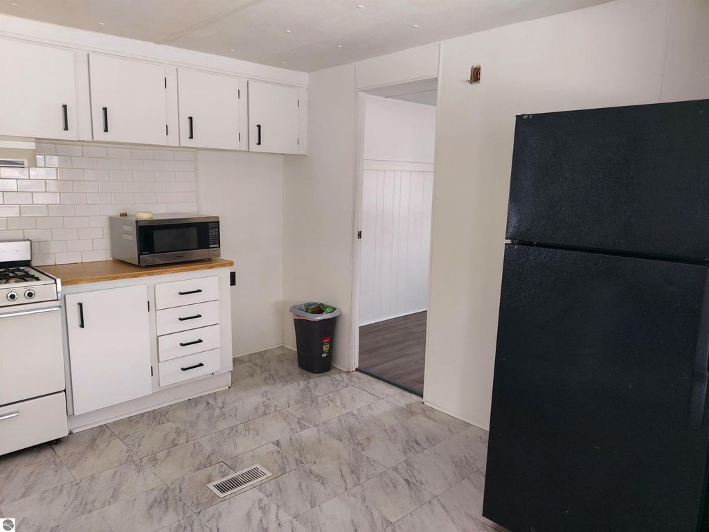 Image 6 of property listing at 860 Manor Lane, Traverse City, MI 49686