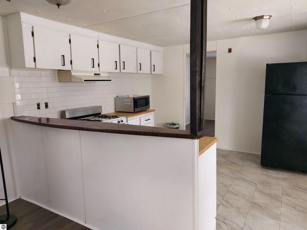 Image 7 of property listing at 860 Manor Lane, Traverse City, MI 49686