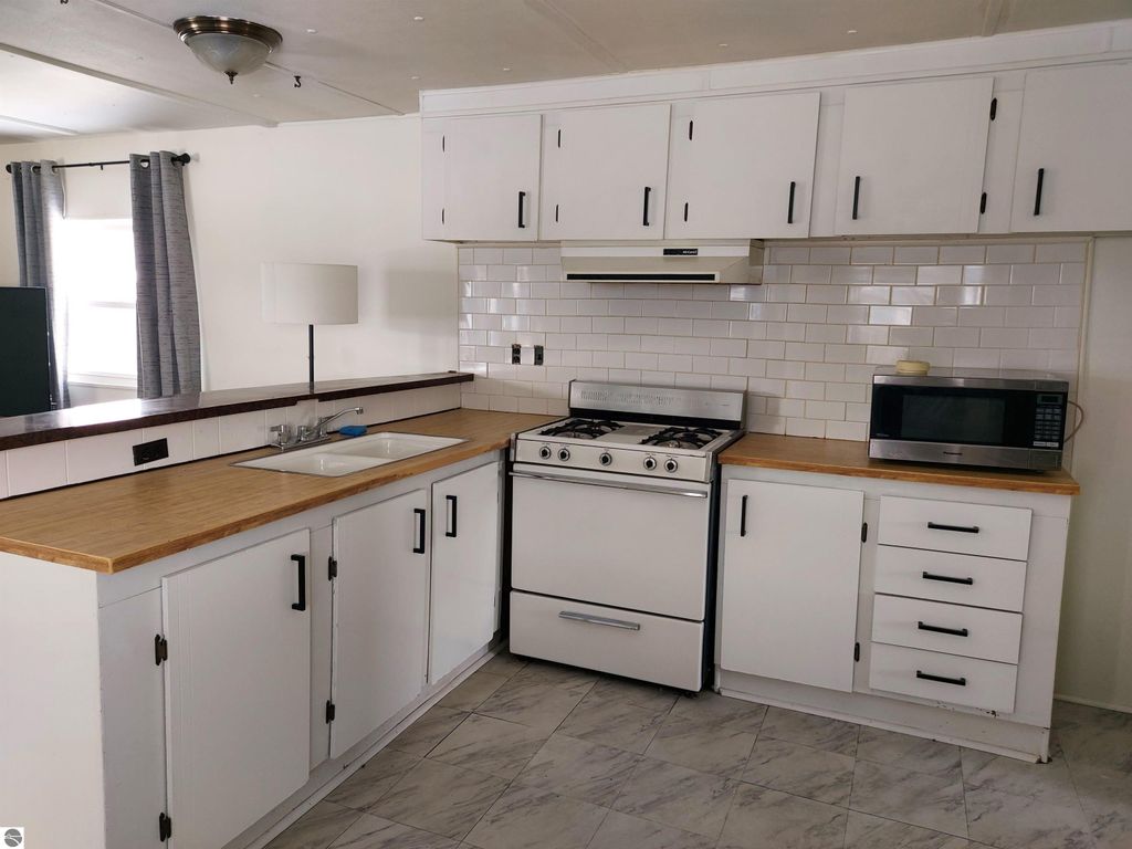 Image 8 of property listing at 860 Manor Lane, Traverse City, MI 49686