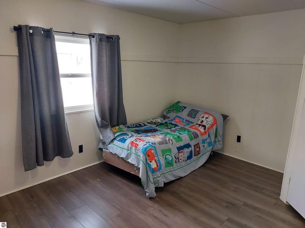 Image 9 of property listing at 860 Manor Lane, Traverse City, MI 49686