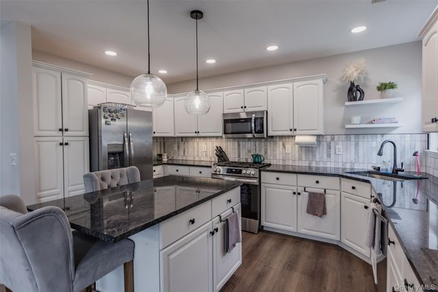 6 Julia Circle 6, Middle Island, NY 11953
