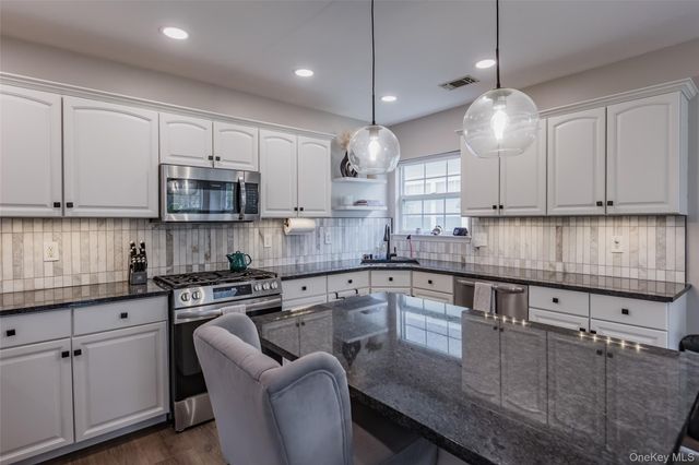 6 Julia Circle 6, Middle Island, NY 11953