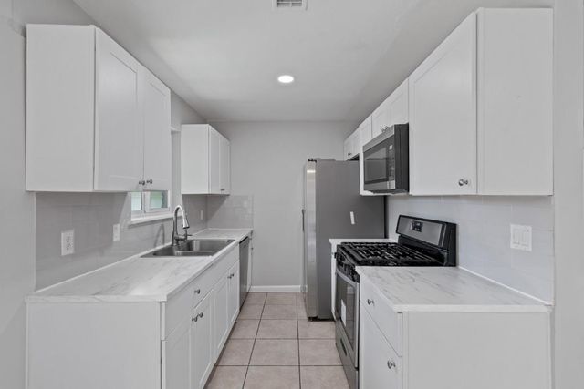 1407 Avebury CIR B, Austin, TX 78753