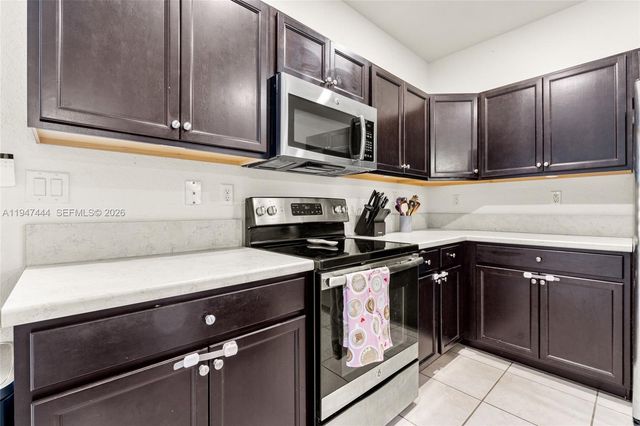 77 NE 37th Pl, Homestead, FL 33033