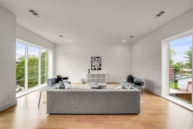 2410 N Prairie Avenue, Dallas, TX 75204