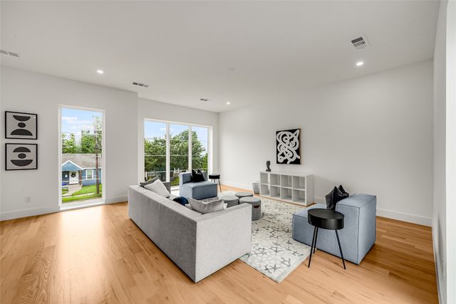 2410 N Prairie Avenue, Dallas, TX 75204