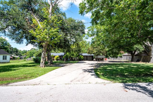 5907 Crosby Dayton Road, Crosby, TX 77532