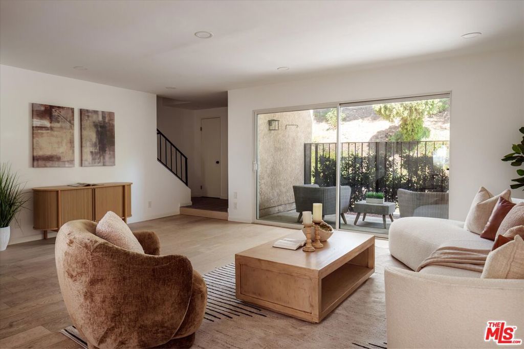 Image 16 of property listing at 9761 Via Pavia, Burbank, CA 91504