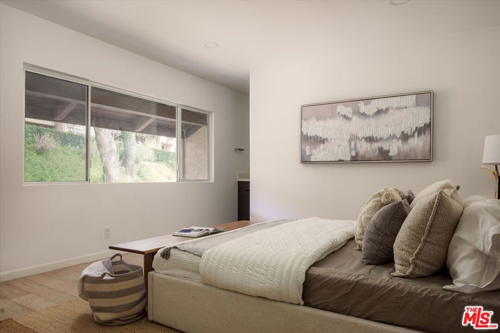 Image 18 of property listing at 9761 Via Pavia, Burbank, CA 91504
